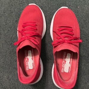 Skechers women’s size 8, slip-ins, air cooled memory foam red.